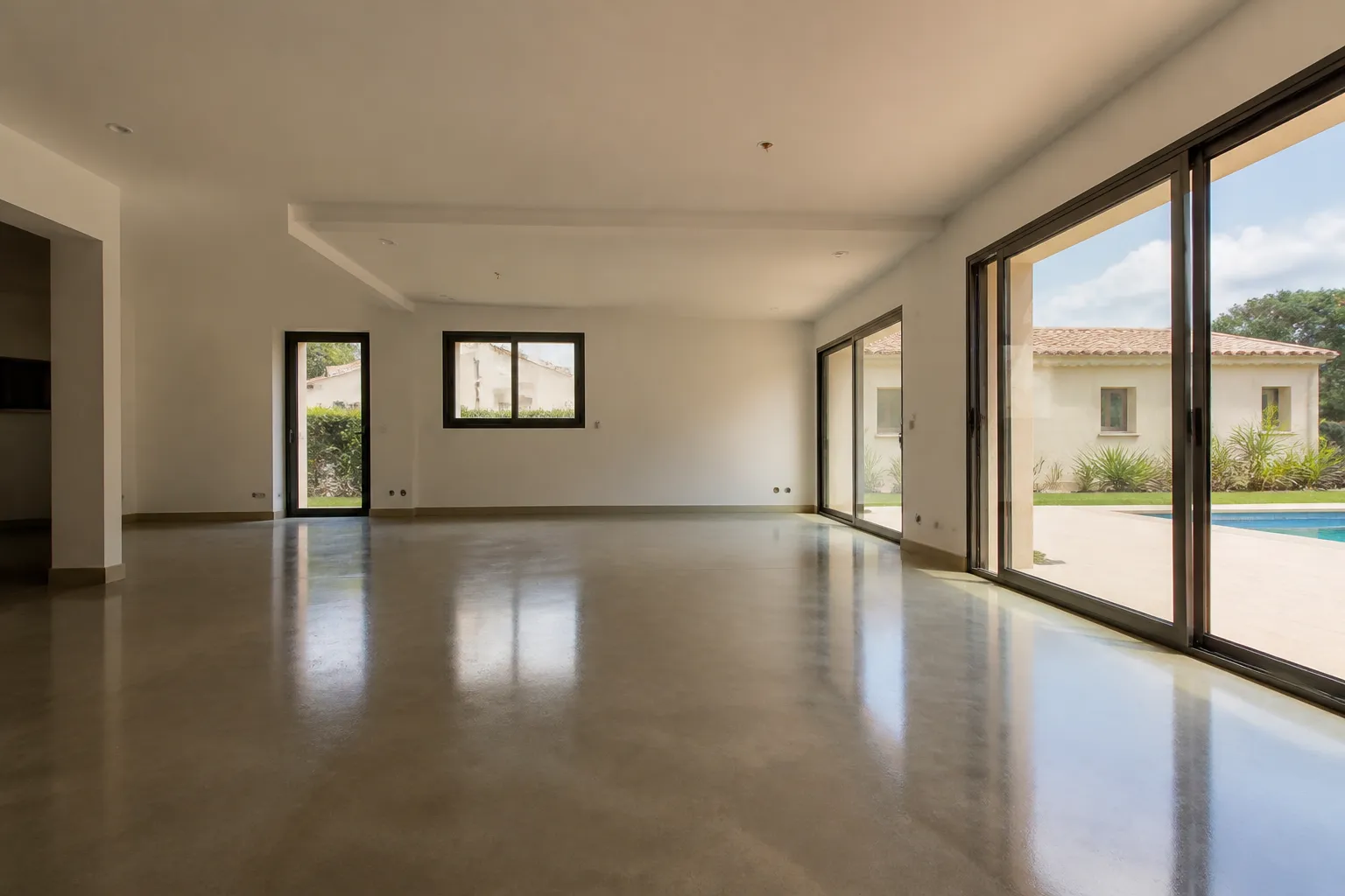 Chape fluide coulee sur plancher chauffant dans une maison neuve, L Isle-Jourdain