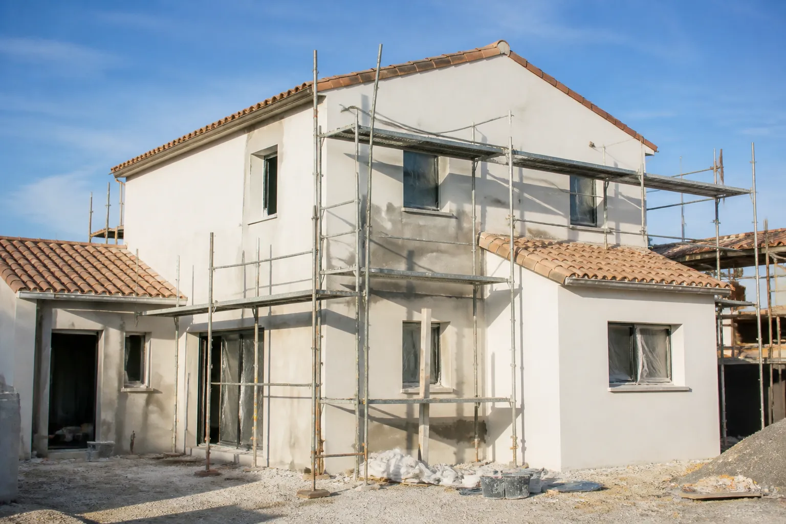 Facade de maison neuve avec echafaudage et enduit en cours, Narbonne