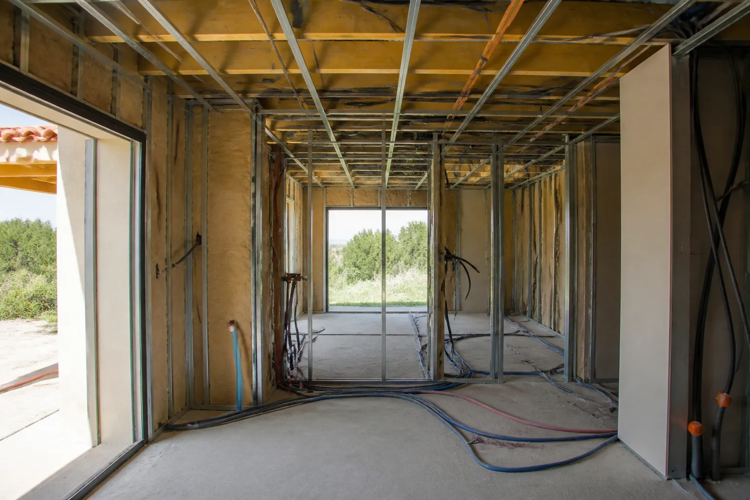 Interieur de maison neuve en cours de cloisonnement avec isolant et reseaux visibles, Pia
