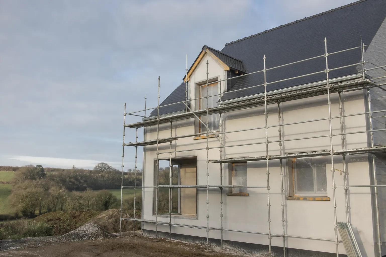 Facade de maison neuve avec echafaudage et enduit en cours, Saint-Sebastien-sur-Loire