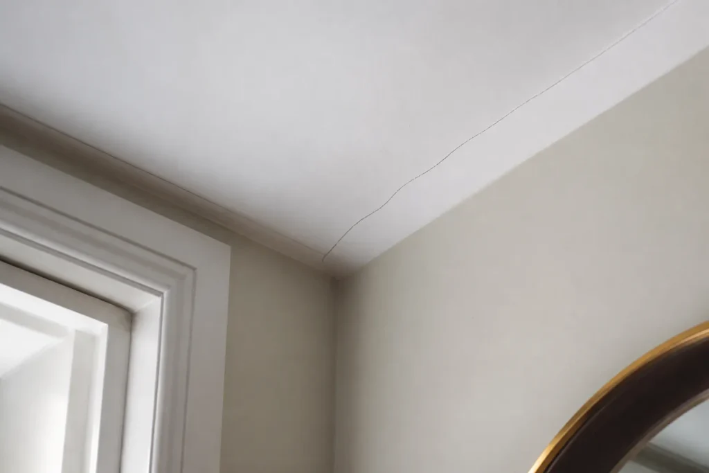 Microfissure fine a l angle d un plafond
