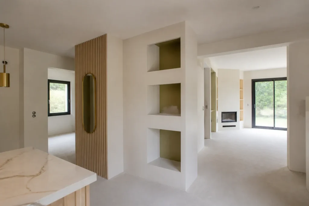 Interieur de maison neuve en cours de finition avec cloisons et menuiseries posees
