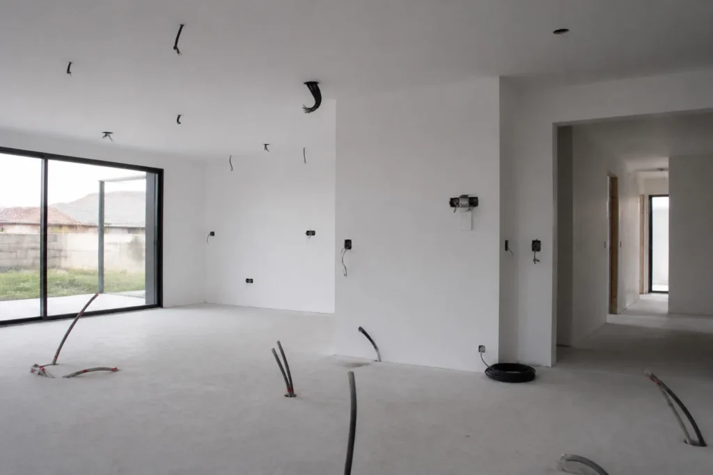 Interieur de maison neuve inacheve avec cables electriques apparents